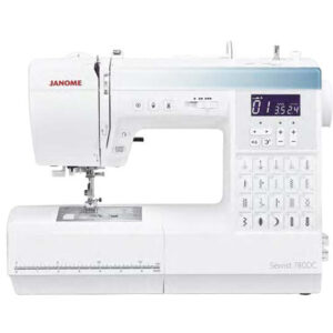 De Janome Sewist 780DC is een compacte en veelzijdige naaimachine die uitblinkt in gebruiksgemak dankzij de grote keuzetoetsen en het ingebouwde schaartje