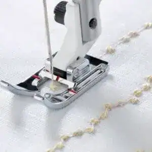 Husqvarna Viking Bolletjesvoet De Husqvarna Viking Bolletjesvoet is speciaal ontworpen voor het naaien van de bolletjes steken op jouw Husqvarna Viking, Ook te egbruiken voor ongelijke oppervlakken zoals dikke siernaden, kant, kralen of decoratieve garens. De onderzijde van deze voet heeft een diepe uitsparing die de steek of versiering mooi opvangt, waardoor uw stof soepel onder de voet doorloopt.