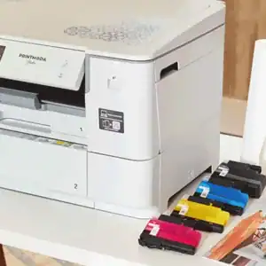 "Brother PrintModa Studio – print je eigen katoenstof in levendige kleuren. Perfect voor quilts, kleding en accessoires. Advies & service bij Eltink Naaimachines."