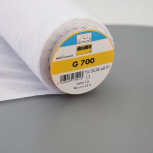 Vlieseline G700 is een geweven katoenen, strijkbare versteviging voor lichte tot middelzware stoffen.