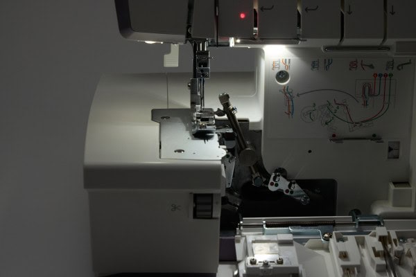 HV-AmberS300-Serger-LooperLighting - Eltink Naaimachines