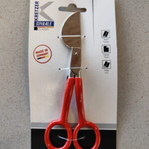 Aplicatischaar van Kretzer deze Precieze borduurschaar in een rode kleur. Speciaal gevormde bogen, die ervoor zorgen dat er schade wordt voorkomen aan de stof of het applicatiemotief.