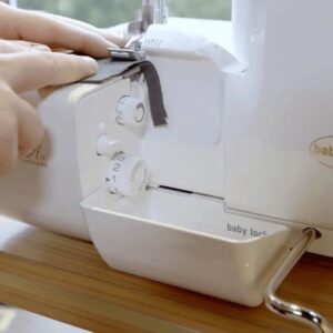 F1-70K01_afvalopvangbak - Eltink Naaimachines Originele Baby Lock afvalopvangbak F1-70K01 voor de Acclaim, Aspire, Ovation en Gloria. Vangt stof, draadjes en pluisjes op voor een schone werkple