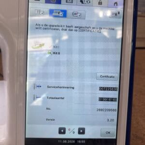 Device screen showing Dutch upgrade and certification instructions; Kit I/II options and a 'Certificatie' button are visible.
