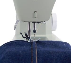 Singer HD4511 die over een jeansnaad naait