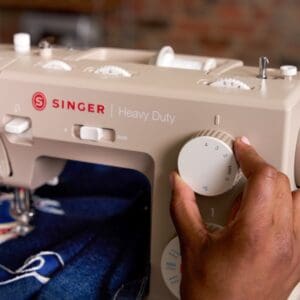 Een uitelichte fotro van de instelknoppen van de Singer HD4523 naaimachine