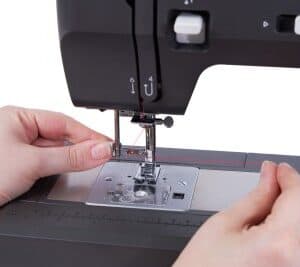 Handige draaddoorhaler van de Singer HD4532 naaimachine