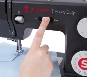 De snelheidsregelaar in beeld van de Singer HD4532 naaimachine