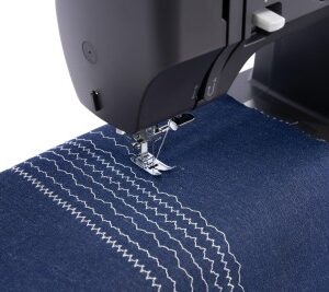 Siersteken van de Singer HD4532 op jeans