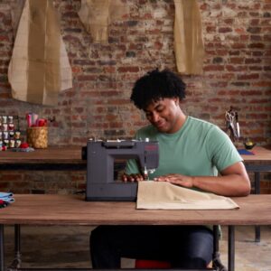 Man achter de sterke naaimachine, de Singer HD4532