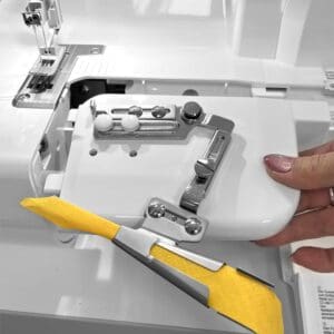 Babylock Swing Guide A-09-13A: wissel eenvoudig tussen coveren en werken met hulpstukken. Eenmaal afstellen, opzij draaien en comfortabel verder naaien!
