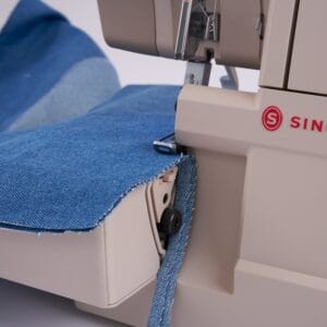 De Singer HD0425 kan ook jeans aan